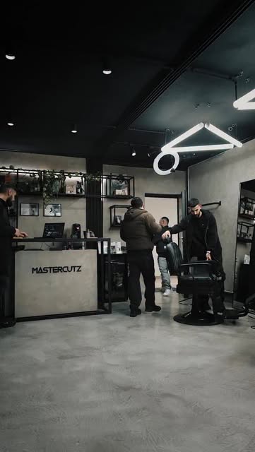 Salloni Mastercutz me neon të bardhë dhe dysheme betoni